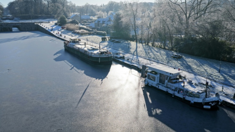 Photo aérienne du canal gelé d'Ille-et-Rance, à Hede-Bazouges en Ille-et-Villaine, prise le mardi 6 janvier 2026 ( AFP / Damien MEYER )