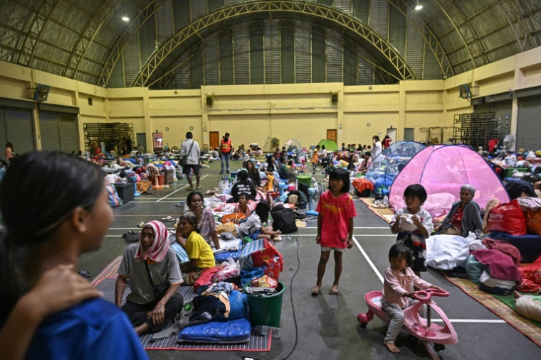 Des déplacés se reposent dans un centre d'évacuation de la province de Surin le 10 décembre 2025, lors d'affrontements le long de la frontière thaïlando-cambodgienne ( AFP / Lillian SUWANRUMPHA )