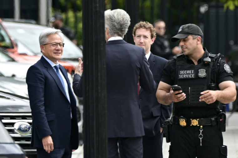 Jensen Huang, patron du géant américain des puces Nvidia (g), le patron de Meta, Mark Zuckerberg (2e d) arrive pour une rencontre des patrons de l'IA avec le président américain Donald Trump, le 29 septembre 2026 à Washington ( AFP / Oliver Contreras )