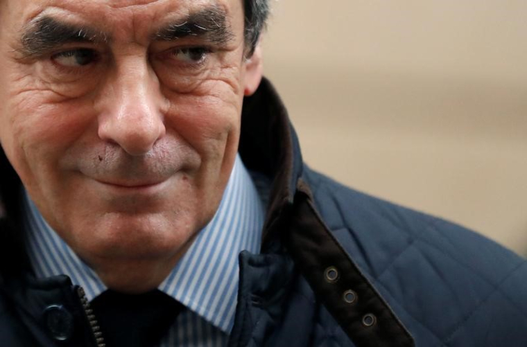 FILLON DÉNONCE "UN COUP D'ÉTAT INSTITUTIONNEL" DE LA GAUCHE