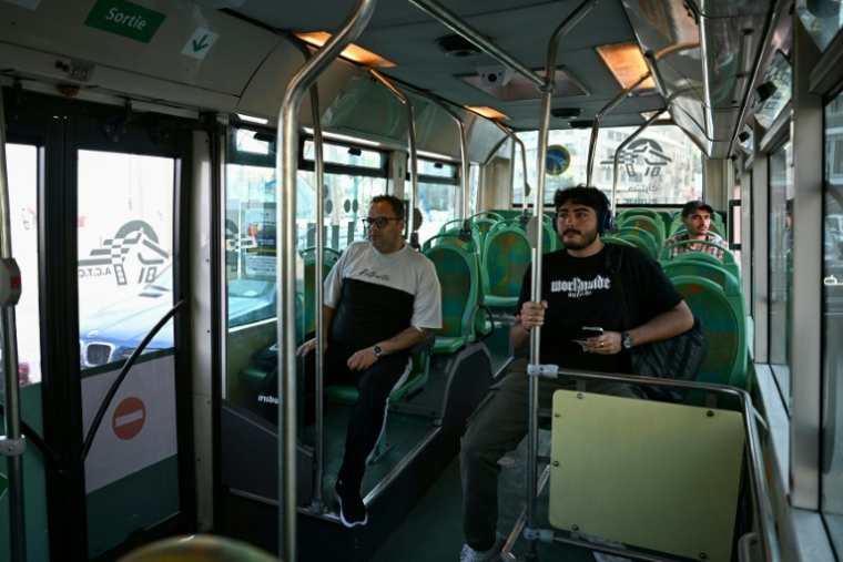 Dans un bus public à Beyrouth, où un réseau de transports publics recommence à se développer, le 28 mai 2025 ( AFP / Joseph EID )
