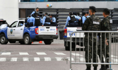Des policiers patrouillent aux abords du Conseil électoral national (CNE) à Tegucigalpa, le 5 décembre 2025 au Honduras ( AFP / Orlando SIERRA )