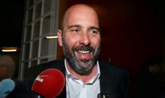 Vincent Bouget, candidat de l'Union de la gauche (hors LFI) à la mairie de Nîmes, fait une déclaration après l'annonce des résultats officiels au QG de campagne, à l'issue du 2e tour des municipales, le 22 mars 2026 à Nîmes, dans le Gard ( AFP / Gabriel BOUYS )