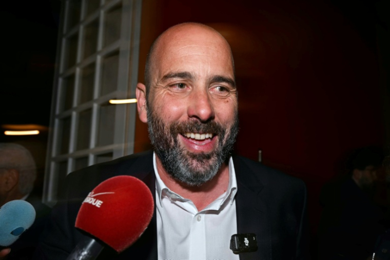 Vincent Bouget, candidat de l'Union de la gauche (hors LFI) à la mairie de Nîmes, fait une déclaration après l'annonce des résultats officiels au QG de campagne, à l'issue du 2e tour des municipales, le 22 mars 2026 à Nîmes, dans le Gard ( AFP / Gabriel BOUYS )