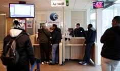 Des demandeurs d'emploi dans une file à Pôle Emploi