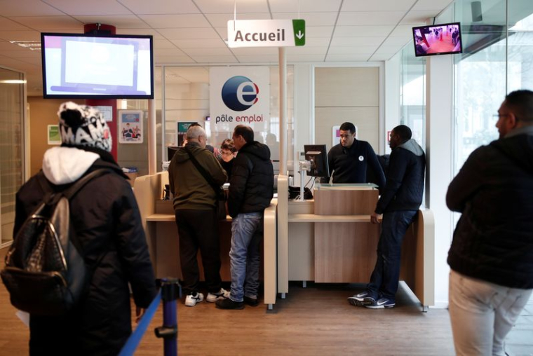 Des demandeurs d'emploi dans une file à Pôle Emploi