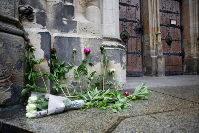 Des anonymes ont déposé des fleurs et des bougies au pied d'un monument et d'une église du quartier de Leipzig en Allemagne, où un automobiliste a fauché mortellement deux personnes et blessés plusieurs autres, le 4 mai 2026 ( AFP / Jens SCHLUETER  )