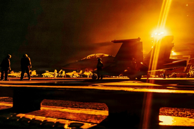 Photo diffusée le 2 septembre 2026 par la marine américaine montrant des avions militaires sur le porte-avion George Washington se préparant à décoller, le 29 août 2026 ( US NAVY / - )