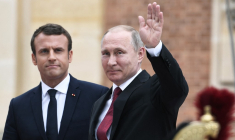 Emmanuel Macron et Vladimir Poutine à Versailles, le 29 mai 2017. ( AFP / STEPHANE DE SAKUTIN )