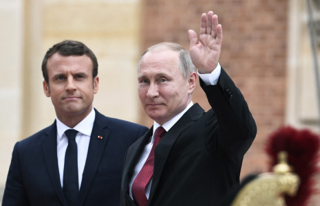 Emmanuel Macron et Vladimir Poutine à Versailles, le 29 mai 2017. ( AFP / STEPHANE DE SAKUTIN )