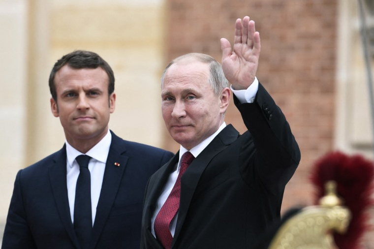 Emmanuel Macron et Vladimir Poutine à Versailles, le 29 mai 2017. ( AFP / STEPHANE DE SAKUTIN )