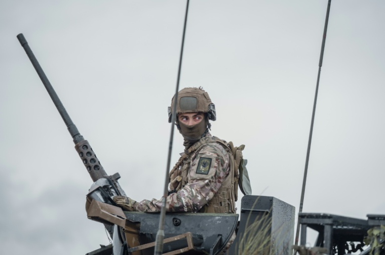 Un artilleur du 35 régiment d'artillerie parachutiste lors du démonstration des capacités des canons Caesar à Canjuers, dans le sud de la France, le 20 octobre 2025 ( AFP / Frederic DIDES )