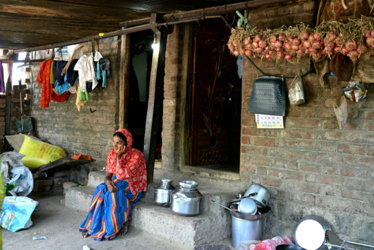 Mirabai Khindkar, dont le mari Amol, agriculteur, s'est suicidé en raison de l'accumulation de prêts financiers, assise devant la maison de ses beaux-parents dans le village d'Ambilwadgaon, dans l'Etat du Maharashtra, le 3 mai 2025 en Inde ( AFP / Indranil MUKHERJEE )