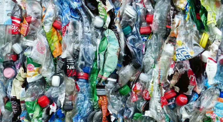 Carbios cherche à développer à l'échelle industrielle une technique de recyclage des bouteilles plastiques grâce à un procédé enzymatique. (© CC0)