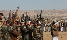 Des combattants Houthies manifestent contre les frappes militaires menées par les États-Unis, près de Sanaa, au Yémen