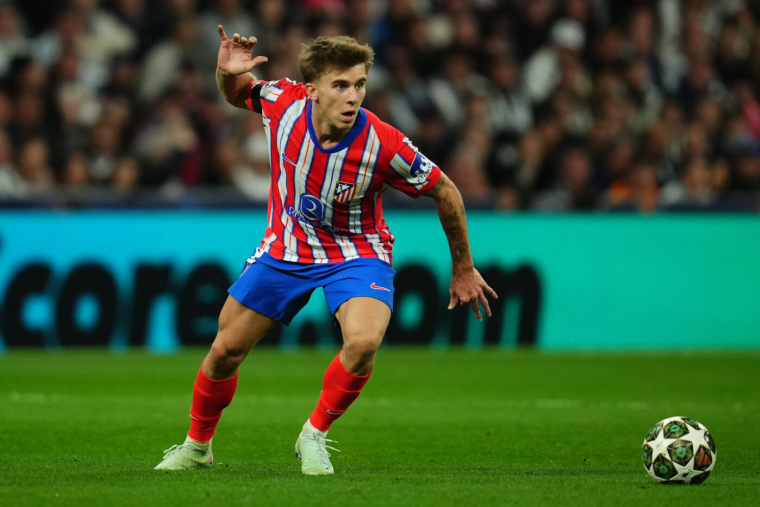 Vainqueur de Séville sur le fil, l’Atlético de Madrid réduit son retard sur le Barça et le Real Madrid