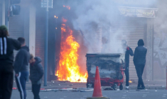 Une départ de feu sur un bâtiment du centre de Belfast pendant une manifestation anti-immigrés, le 9 juin 2026, en Irlande du Nord ( AFP / Paul Faith )