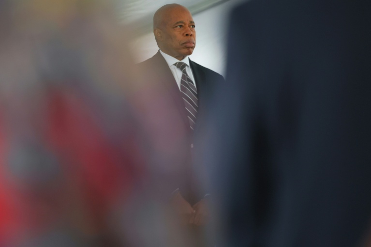 Le maire de New York, Eric Adams, se tient debout pendant la prière d'ouverture lors de l'inauguration du mur commémoratif du World Trade Center au siège des pompiers de New York, le 9 septembre 2025 ( GETTY IMAGES NORTH AMERICA / Michael M. Santiago )