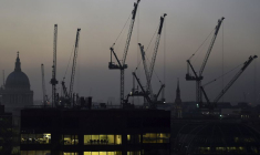 Des bureaux au crépuscule devant la cathédrale Saint-Paul et des grues de construction à Londres