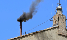 De la fumée noire s'échappe de la cheminée de la chapelle Sixtine à Rome, après les votes du conclave des cardinaux dans la matinée du 8 mai 2025  ( AFP / Tiziana FABI )