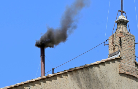 De la fumée noire s'échappe de la cheminée de la chapelle Sixtine à Rome, après les votes du conclave des cardinaux dans la matinée du 8 mai 2025  ( AFP / Tiziana FABI )