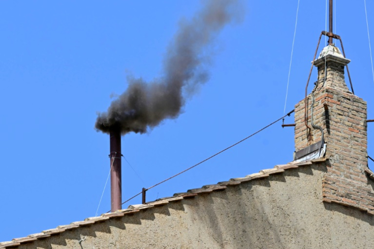 De la fumée noire s'échappe de la cheminée de la chapelle Sixtine à Rome, après les votes du conclave des cardinaux dans la matinée du 8 mai 2025 ( AFP / Tiziana FABI )