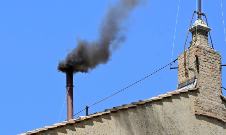 De la fumée noire s'échappe de la cheminée de la chapelle Sixtine à Rome, après les votes du conclave des cardinaux dans la matinée du 8 mai 2025  ( AFP / Tiziana FABI )