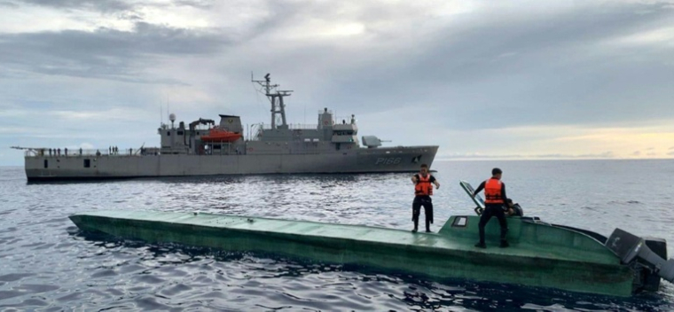 Une photo diffusée par la marine et la défense nationale du Mexique montre un navire semi-submersible clandestin intercepté au large de la côte pacifique de l'État de Guerrero, au Mexique, le 27 juin 2025 ( Mexican Navy / Handout )