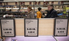 Des prix affichés en leva bulgares et en euros à Sofia, en Bulgarie ( AFP / Nikolay DOYCHINOV )