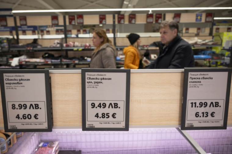 Des prix affichés en leva bulgares et en euros à Sofia, en Bulgarie ( AFP / Nikolay DOYCHINOV )
