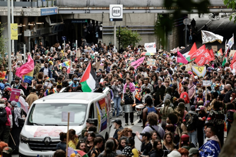 Des participants à la cinquième "marche des fiertés des banlieues", le 7 juin 2025 à La Courneuve, en Seine-Saint-Denis ( AFP / STEPHANE DE SAKUTIN )