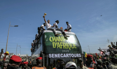 Les Sénagalais champions d'Afrique présentent leur trophée à la foule de Dakar, mardi 20 janvier 2026. ( AFP / NICOLAS REMENE )