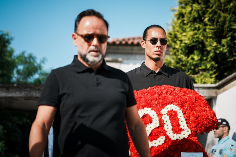 « C’est étrange de devoir continuer à jouer au football » : Van Dijk se confie sur la mort de Diogo Jota