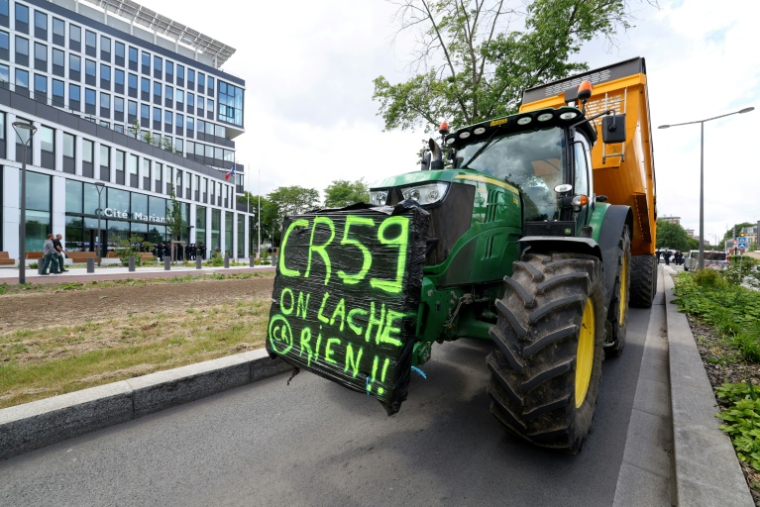 Des membres de la Coordination rurale manifestent devant le bâtiment de la Direction départementale des territoires et de la mer (DDTM) à Lille, le 28 mai 2025 ( AFP / FRANCOIS LO PRESTI )