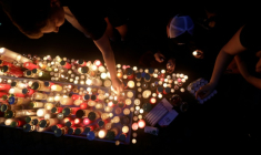 Un mémorial improvisé à Graz, en Autriche, après la tuerie qui a fait dix morts dans un lycée de la ville, le 10 juin 2025 ( AFP / Alex HALADA )