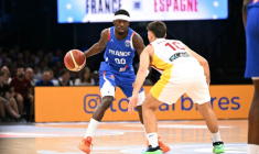 Sylvain Francisco (en bleu) à Paris le 16 août 2025 ( AFP / Martin LELIEVRE )