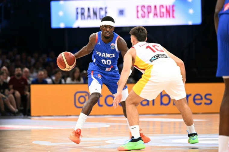 Sylvain Francisco (en bleu) à Paris le 16 août 2025 ( AFP / Martin LELIEVRE )