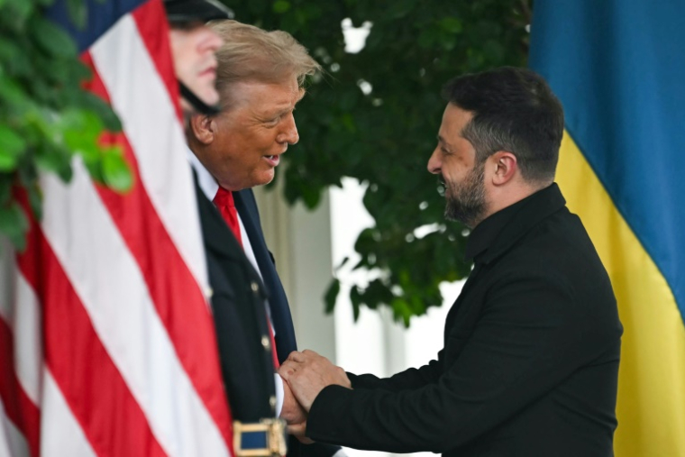Le président ukrainien Volodymyr Zelensky accueilli par le président américain Donald Trump à la Maison Blanche,le 18 août 2025 ( AFP / ANDREW CABALLERO-REYNOLDS )