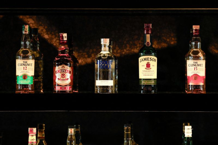 Des bouteilles des marques de Pernod Ricard sont exposées dans un bar