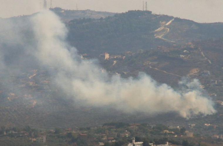 De la fumée s'élève de Kfar Kila, au milieu des hostilités transfrontalières entre le Hezbollah et les forces israéliennes, comme le montre la photo de Marjayoun, près de la frontière avec Israël