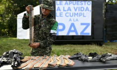Un membre de la Coordination nationale Armée bolivarienne (CNEB) dépose les armes lors d'une cérémonie de désarmement dans la commune de Valle del Guamuez, dans le département du Putumayo, en Colombie, le 18 juin 2026 ( AFP / Raul ARBOLEDA )