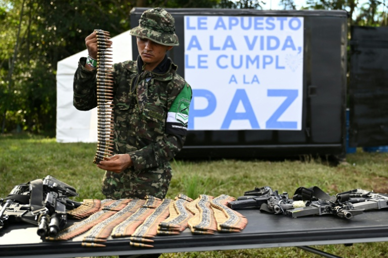Un membre de la Coordination nationale Armée bolivarienne (CNEB) dépose les armes lors d'une cérémonie de désarmement dans la commune de Valle del Guamuez, dans le département du Putumayo, en Colombie, le 18 juin 2026 ( AFP / Raul ARBOLEDA )
