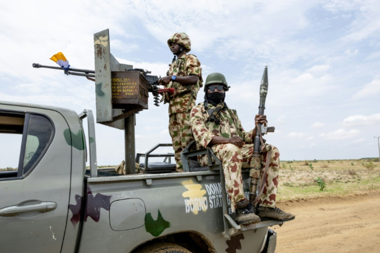 Des soldats nigérians de la Force multinationale mixte (MNJTF) montent la garde à Monguno, dans l'État de Borno, au Nigeria, le 5 juillet 2025.  ( AFP / Joris Bolomey )