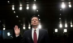 Le directeur évincé du FBI, James Comey, prête serment lors d'une audience devant la commission sénatoriale du renseignement au Capitole, le 8 juin 2017 à Washington ( AFP / Brendan Smialowski )