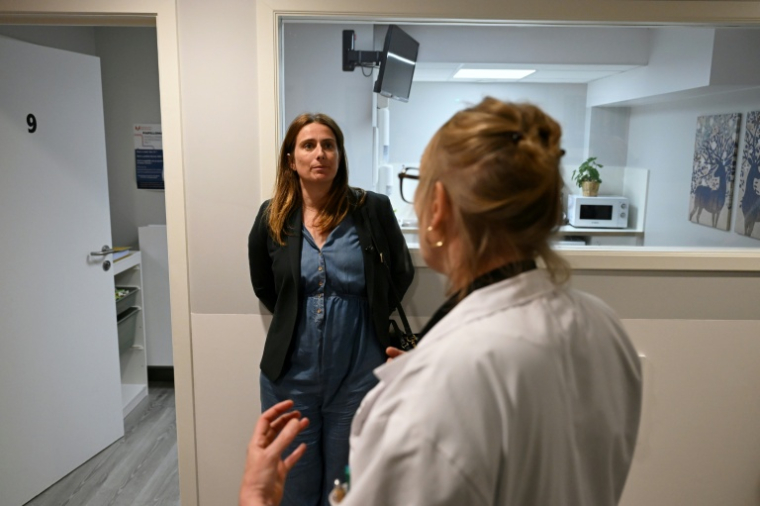 La secrétaire nationale du parti Les Écologistes, Marine Tondelier, visite un centre d'accueil des victimes de violences sexuelles à Bruxelles, le 15 juin 2026 ( AFP / Nicolas TUCAT )