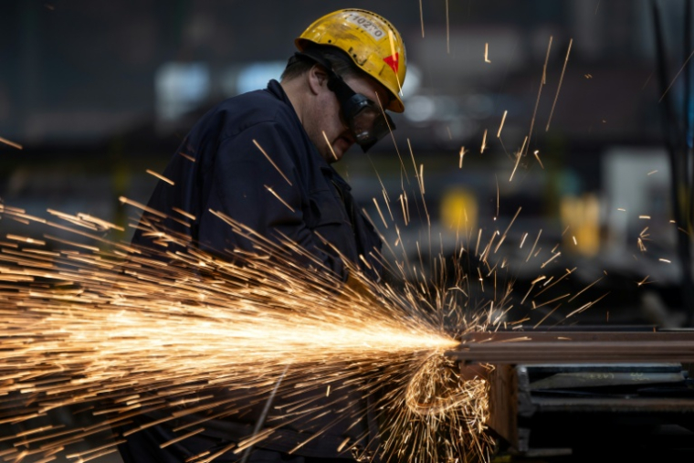 Un ouvrier pendant des travaux de soudure dans les chantiers naval de Gdansk, le 6 mars 2026 ( AFP / Wojtek RADWANSKI )