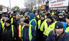 Des agriculteurs polonais manifestant près de la frontière ukrainienne