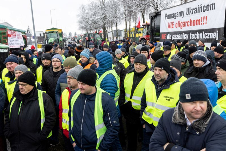 Des agriculteurs polonais manifestant près de la frontière ukrainienne