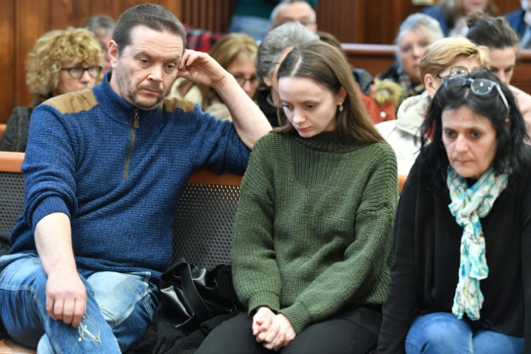 Chloé P. (c), entourée de ses parents, attend le début du procès de son ex-compagnon Marvin J. pour tentative de meurtre aggravé en 2022, devant les assises du Loir-et-Cher, le 15 janvier 2026 à Blois ( AFP / JEAN-FRANCOIS MONIER )