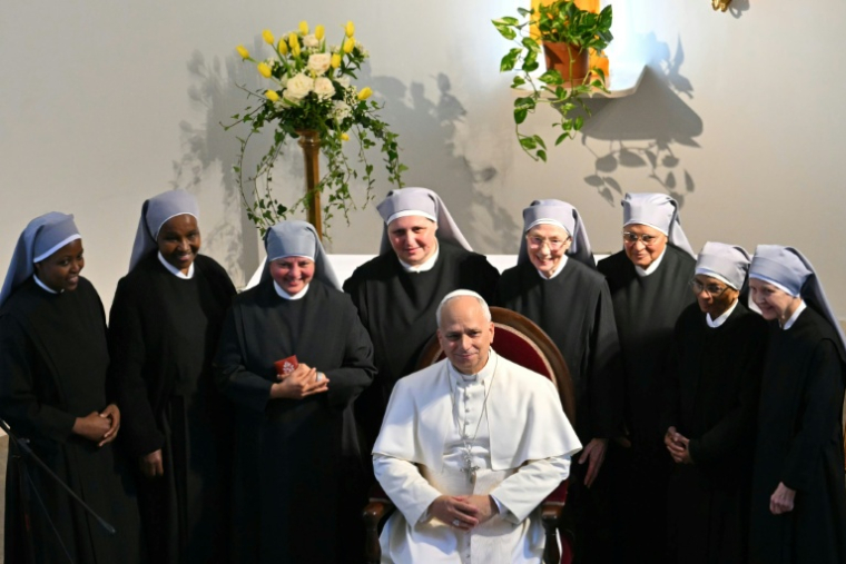 Des religieuses posent avec le pape Léon XIV le 28 novembre 2025 à Istanbul ( AFP / Andreas SOLARO )